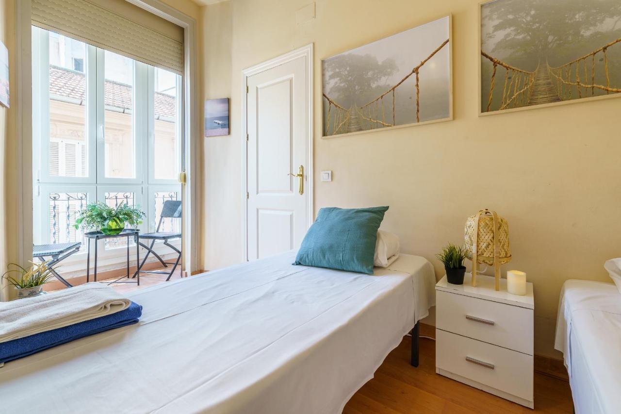 Bright Two-Bedroom Apartment In The Historic Center Малага Экстерьер фото